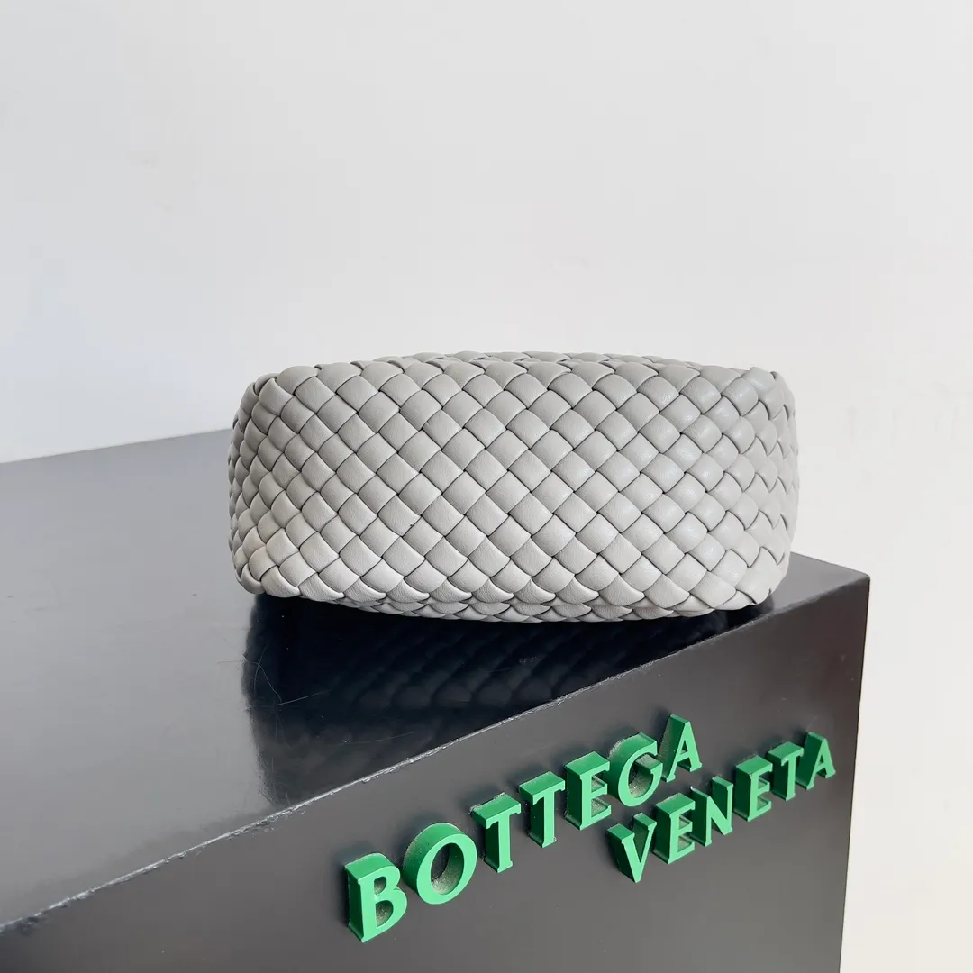 Batch 1760 BOTTEGA VENETA's new mini COBBLE bag. This season's mini Cobble series brings a new style of handbag. The body of the bag resembles the shape of a "Yuanbao", giving you good luck throughout autumn and winter! This Yuanbao bag is made of three pieces of quilted cotton and has an unlined body, showing its quiet power. The bag is carefully designed to create a three-dimensional look. The joints and edges are decorated with lambskin strips to create a sense of simplicity. The handbag is not lined, so you can directly appreciate the consistent lambskin on the outside and inside. It is beautiful both inside and outside. The top handle of this handbag is made of leather-wrapped rope and is quite sturdy. The detachable shoulder strap is secured by a leather buckle inside the bag. Can be carried by hand, carried on the shoulder or cross-body, very easy to match! Style number: 805739 Size: 23*11*8cm